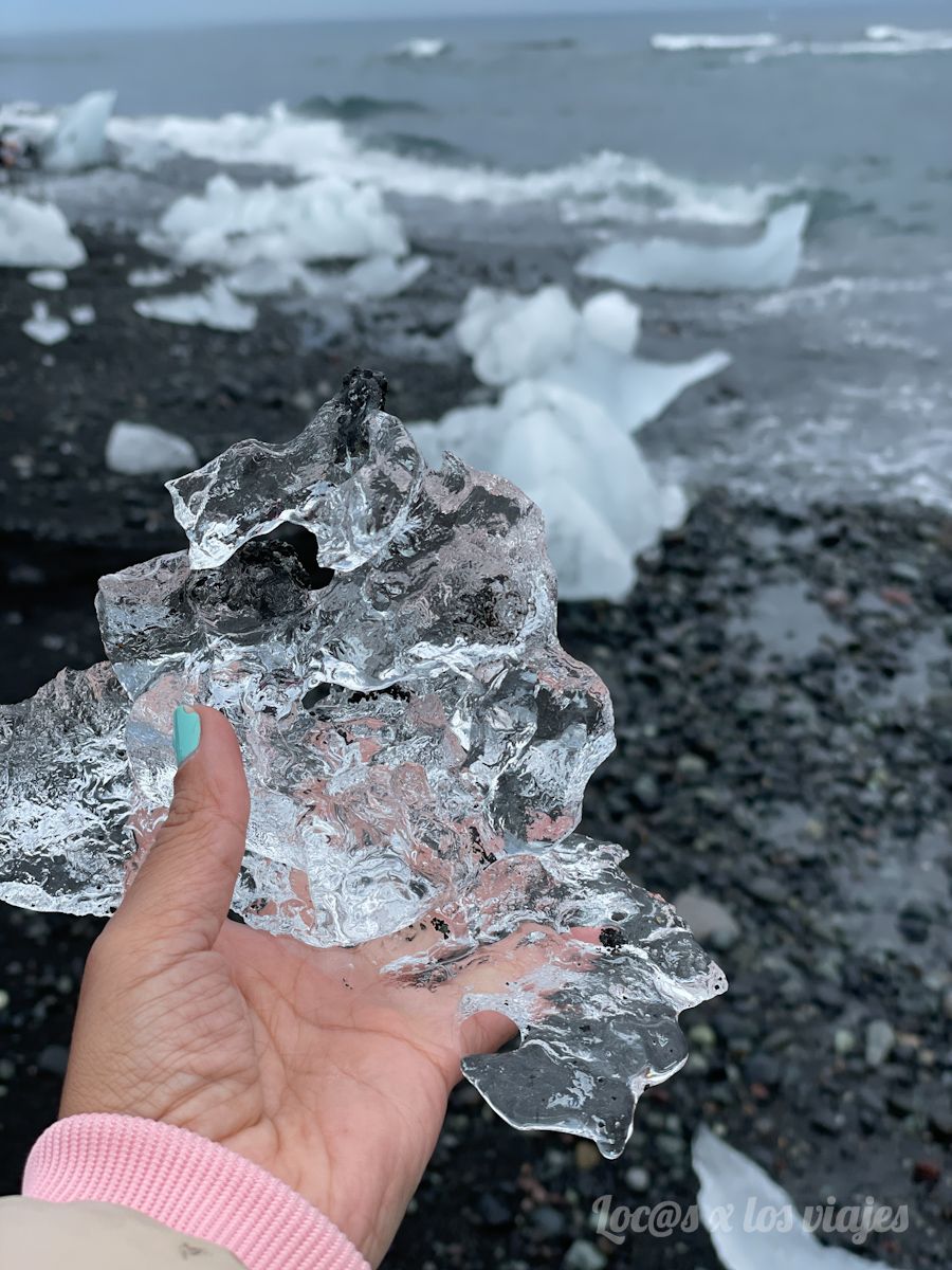 Con un "diamante" en la mano en la Diamond Beach en Islandia