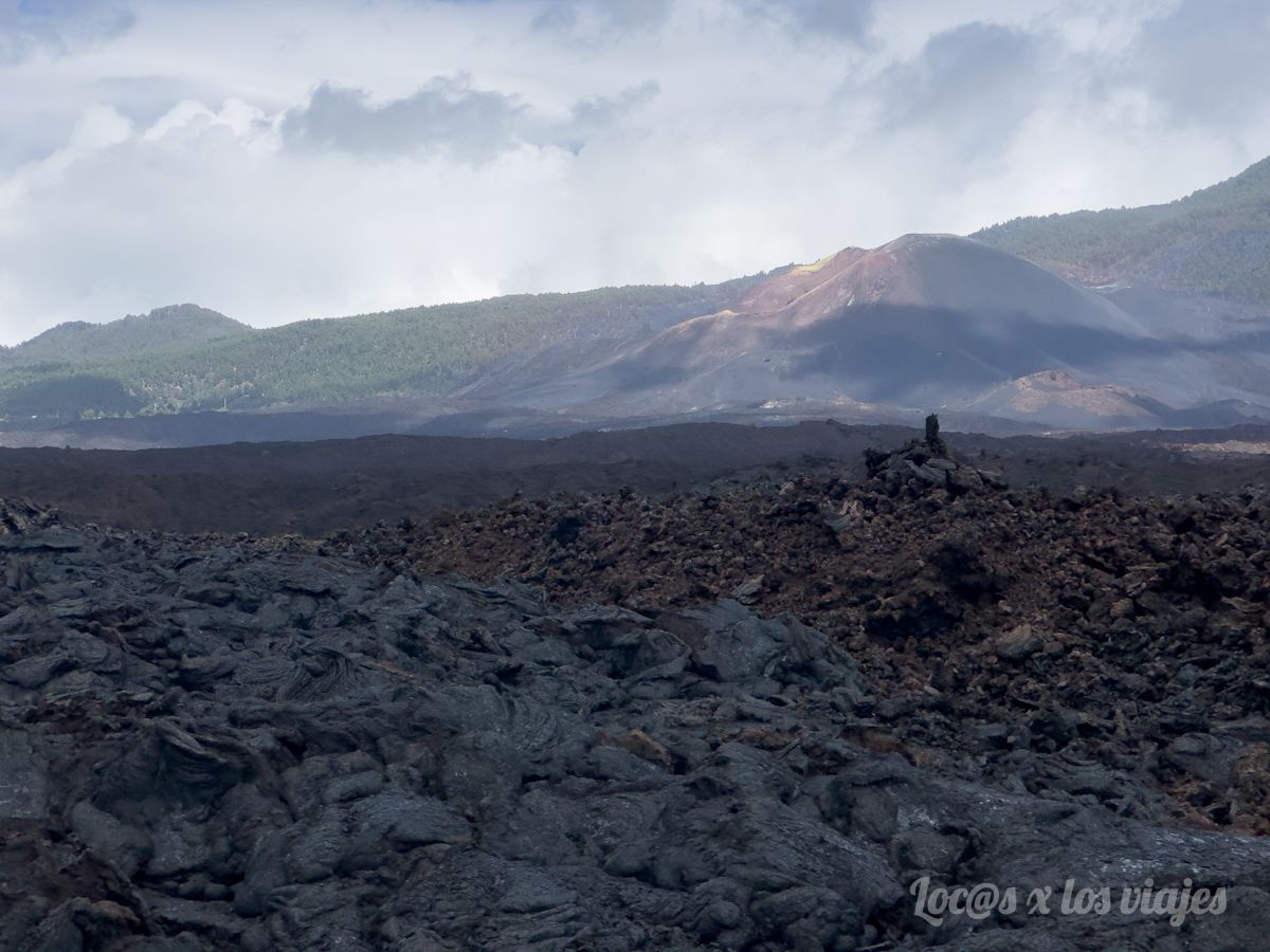 Circulando por las carreteras por encima de la colada de lava del volcán de La Palma