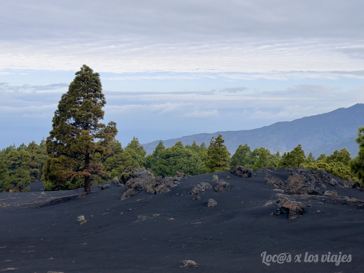 Cenizas en la zona de exclusión del volcán de La Palma