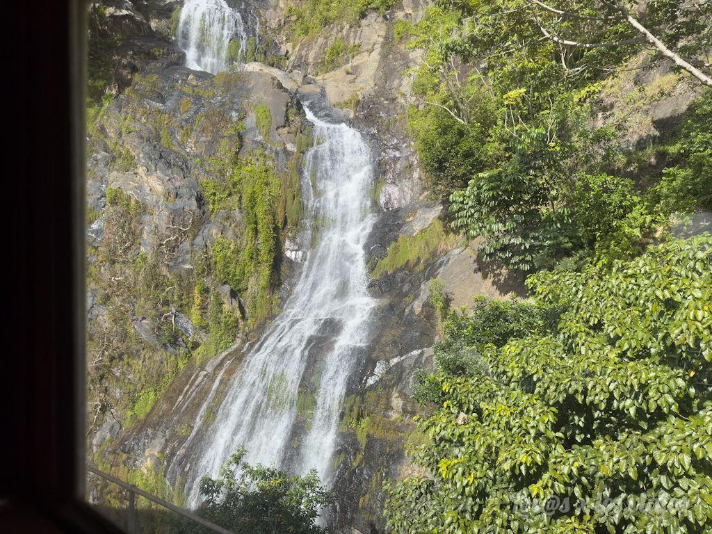 Cascada que se ve desde el tren