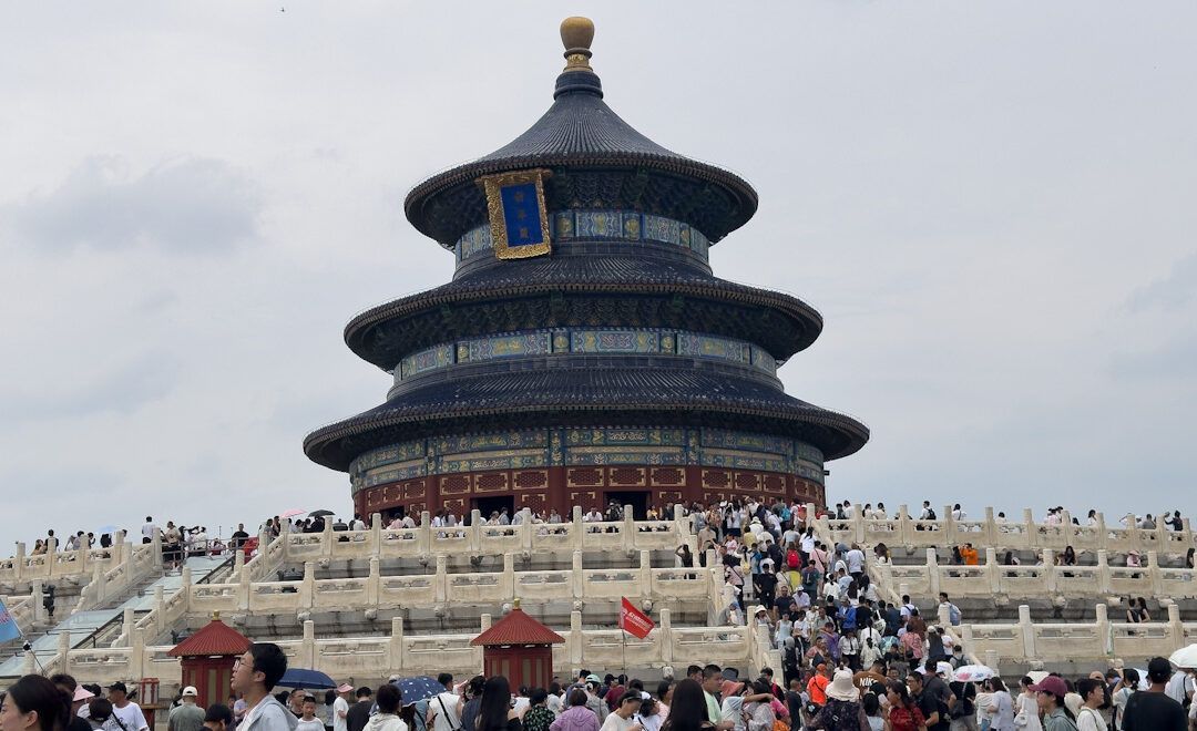 Masificación turística en el Templo del Cielo, en Pekín, China