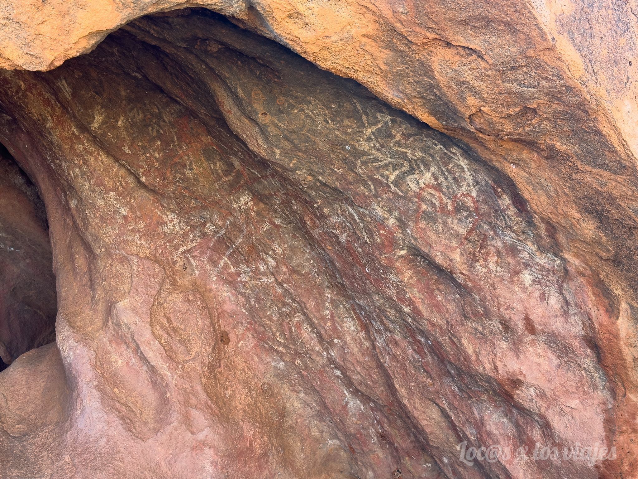 Pinturas rupestres de los abórigenes en el Uluru
