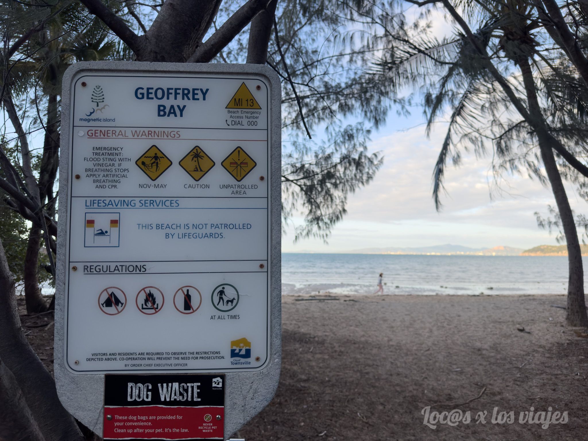Cartel que avisa del peligro en playa en Magnetic Island