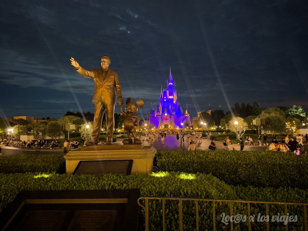 Estatua de Walt Disney  en Tokyo Disneyland