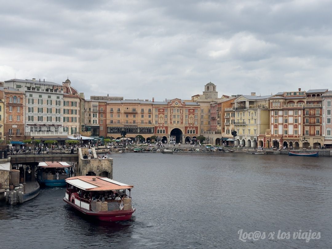 DisneySea, con el hotel MiraCosta al fondo